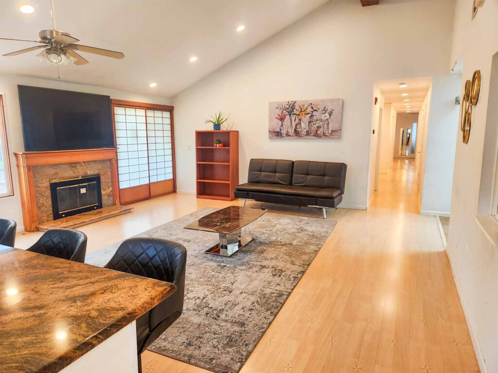 After deep house cleaning in San Francisco – sparkling living room floor