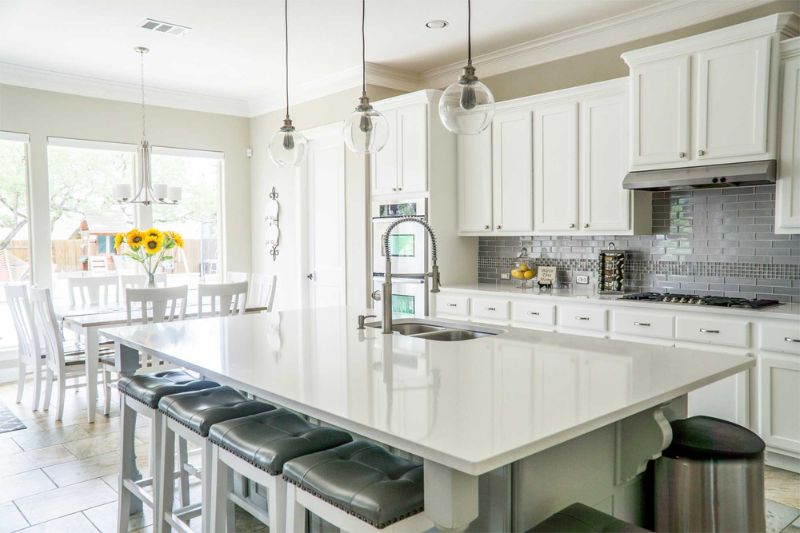 Bright and modern kitchen sparkling clean, cleaned by Shiny Cleaning Crew in San Francisco, Bay Area, San Jose, and Palo Alto, call us for the best Bay area cleaning services.